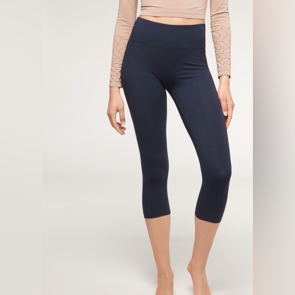 New Lucy “Strong Is Beautiful” Capri Leggings Xs
